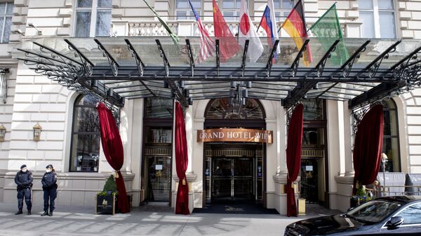 Austrian police officers stand guard near the entrance of the Grand Hotel in Vienna on April 6, 2021, where diplomats of the EU, China, Russia and Iran will hold talks.  - Sputnik International
