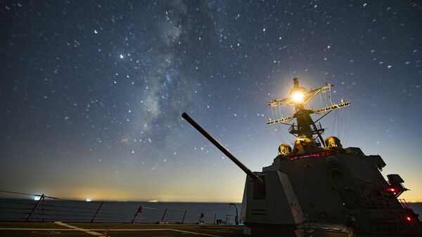 The Arleigh Burke-class guided missile destroyer USS Sterett (DDG 104) steams through the night in the Gulf of Oman - Sputnik International