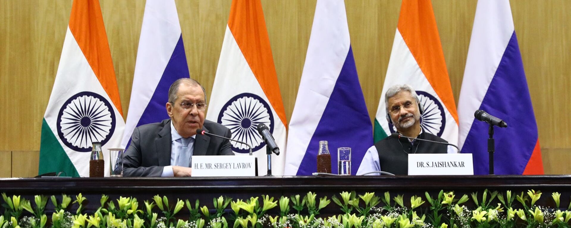  Russian Foreign Minister Sergei Lavrov, left, and his Indian counterpart Subrahmanyam Jaishankar attend a joint news conference following their meeting, in New Delhi, India - Sputnik International, 1920, 06.04.2021