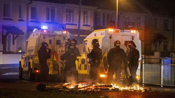 Police in riot gear try to keep control in the loyalist Waterside area of Londonderry - Sputnik International
