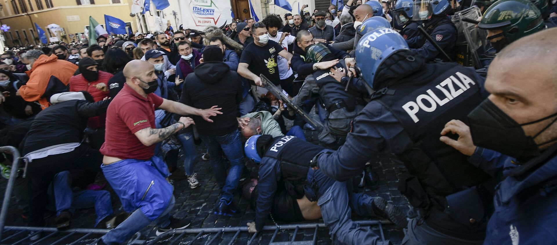 Protesters (L) skirmish with anti-riot policemen as they take part in a demonstration of restaurant owners, entrepreneurs and small businesses owners on April 6, 2021 outside parliament on Piazza Montecitorio in Rome, to protest against closures and against Italy's Health minister, during the Covid-19 coronavirus pandemic. - Sputnik International, 1920