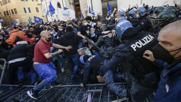 Protesters (L) skirmish with anti-riot policemen as they take part in a demonstration of restaurant owners, entrepreneurs and small businesses owners on April 6, 2021 outside parliament on Piazza Montecitorio in Rome, to protest against closures and against Italy's Health minister, during the Covid-19 coronavirus pandemic. - Sputnik International