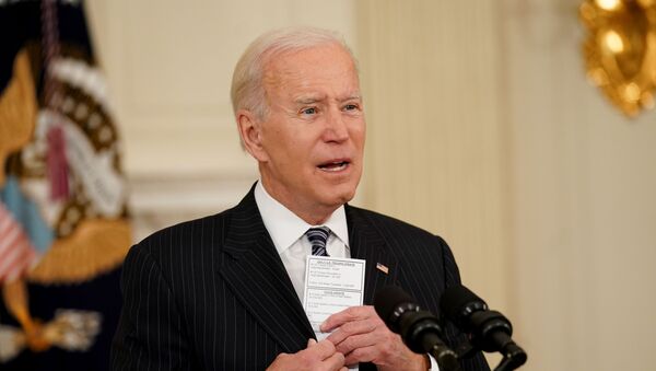 U.S. President Joe Biden holds a card with the number of people who have died of the Coronavirus disease as he delivers remarks on the state of the coronavirus disease (COVID-19) vaccinations from the State Dining Room at the White House in Washington, D.C., U.S., April 6, 2021. - Sputnik International