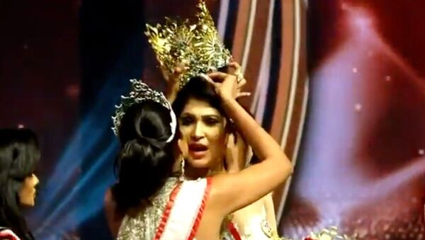Screenshot captures the moment Mrs World 2020 Catherine Jurie snatches the crown away from Pushpika De Silva, the 2021 winner of the “Mrs Sri Lanka” beauty contest, over claims that she did not qualify for the contest because she is divorced. - Sputnik International