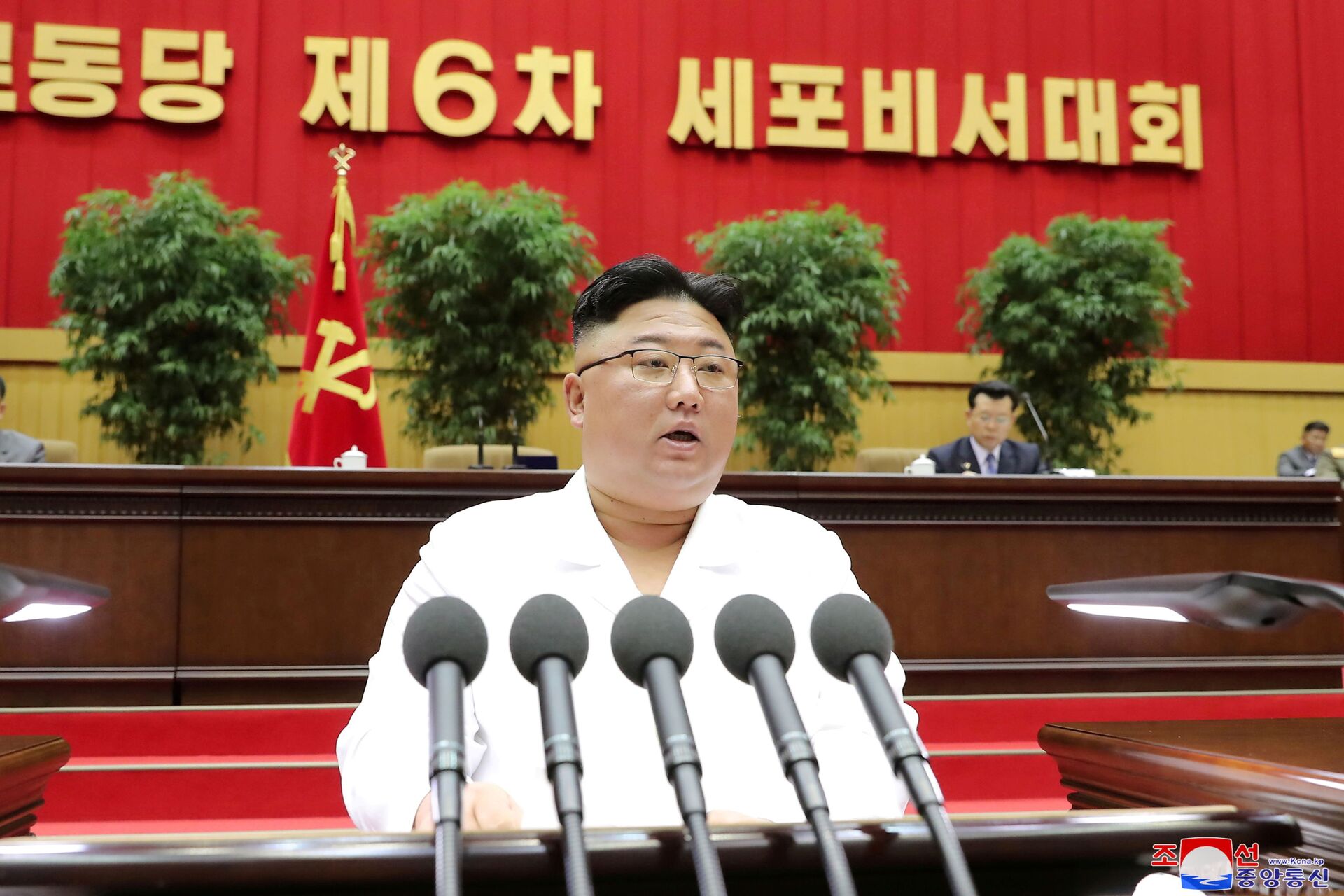 North Korean leader Kim Jong Un addresses a conference of cell secretaries of the ruling Workers' Party in Pyongyang, in this undated photo released on April 7, 2021 by North Korea's Korean Central News Agency (KCNA). - Sputnik International, 1920, 07.09.2021