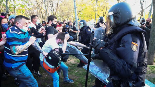 Police officers clash with counter protesters during a political meeting of the far-right party VOX in Madrid, Spain, April 7, 2021. - Sputnik International