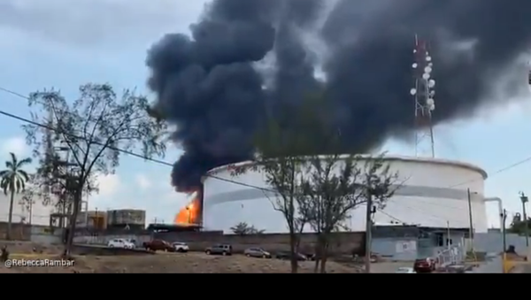 A screenshot from footage of an explosion at an oil refinery in the city of Minatitlan, in the eastern Mexican state of Veracruz. - Sputnik International