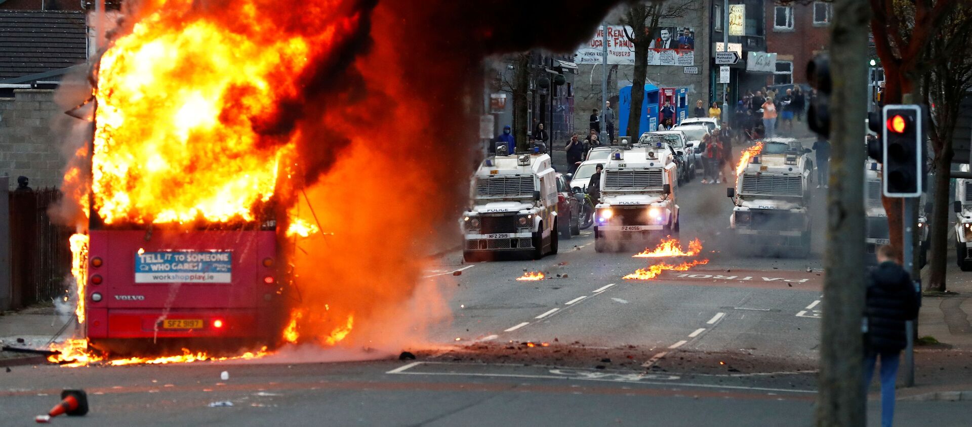 Police vehicles are seen behind a hijacked bus burns on the Shankill Road as protests continue in Belfast, Northern Ireland, 7 April 2021 - Sputnik International, 1920, 09.04.2021
