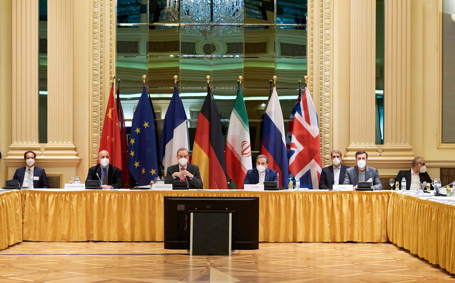 In this Handout photo made available by the EU delegation in Vienna shows  Diplomats of the EU, China, Russia and Iran at the start of talks at the Grand Hotel in Vienna on April 6, 2021. - The US will participate in discussions in Vienna to try to save the international agreement on Iranian nuclear power. However, they will not be at the same table as Tehran and it is the Europeans who will serve as intermediaries between the two parties, in the hope of achieving concrete results after two months of impasse.  - Sputnik International, 1920, 24.11.2021