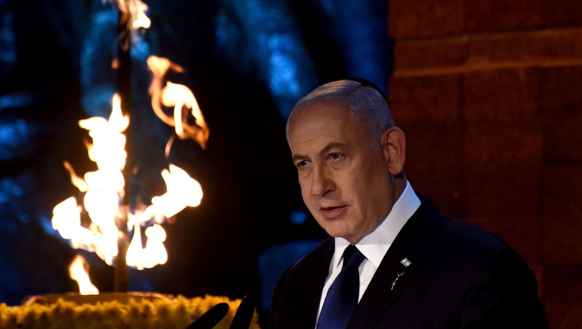 Israeli Prime Minister Benjamin Netanyahu delivers a speech at the Holocaust Martyrs' and Heroes Remembrance Day opening ceremony in memory of the six million Jewish men, women and children murdered by the Nazis and their collaborators, at Yad Vashem Holocaust Museum in Jerusalem April 7, 2021 - Sputnik International, 1920, 08.04.2021