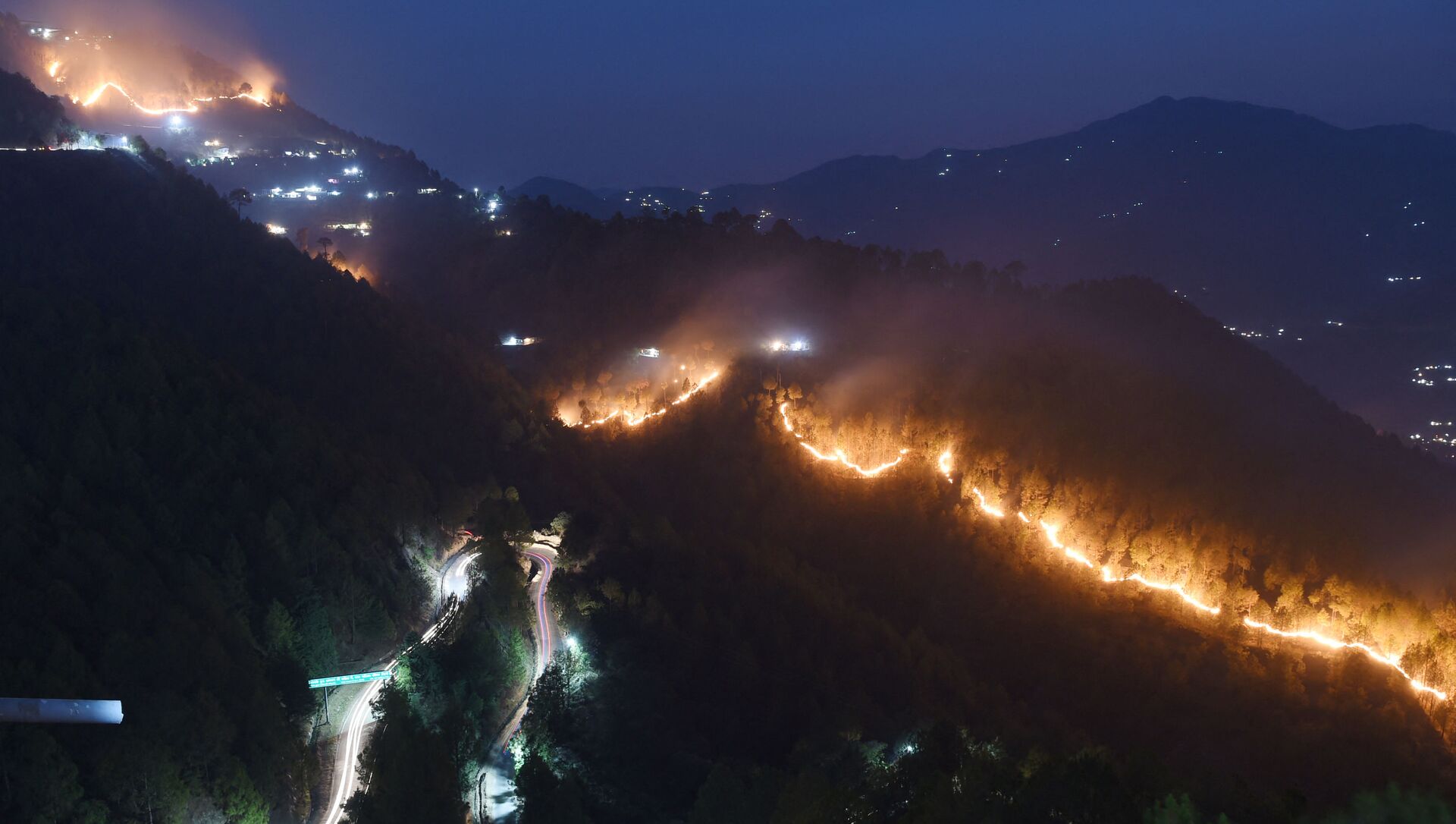 Wildfires burn in hills around New Tehri at Bourari in the Indian state of Uttarakhand  (File) - Sputnik International, 1920, 08.04.2021