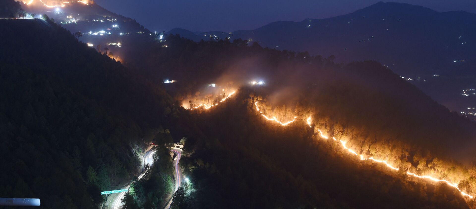 Wildfires burn in hills around New Tehri at Bourari in the Indian state of Uttarakhand  (File) - Sputnik International, 1920, 08.04.2021