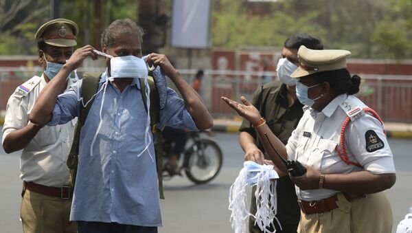 A female police officer urges a man to wear a face mask during an awareness campaign against the spread of the COVID-19 coronavirus on World Health Day, at a traffic junction in Hyderabad on 7 April 2021. - Sputnik International
