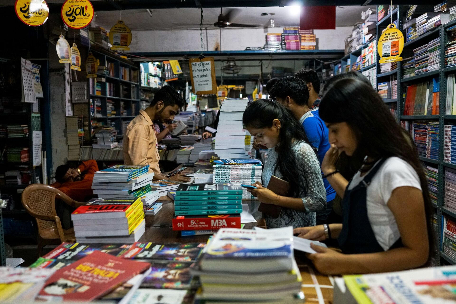 In this photograph taken on April 7, 2018, Indian students buy textbooks in New Delhi - Sputnik International, 1920, 17.09.2022