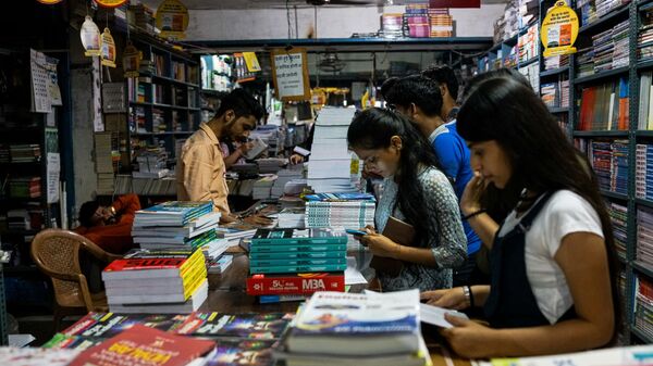 In this photograph taken on April 7, 2018, Indian students buy textbooks in New Delhi - Sputnik International