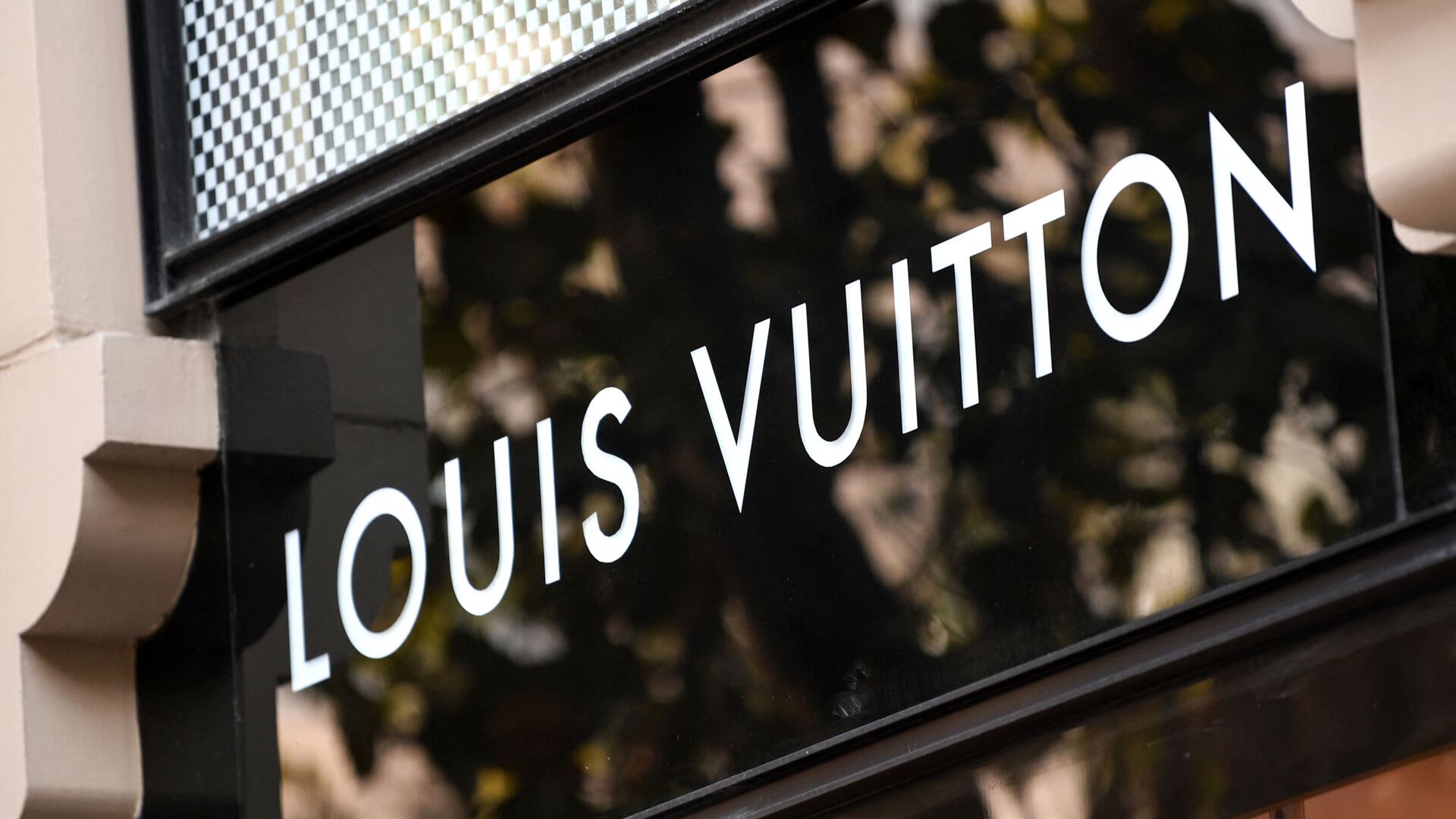 Critican a Louis Vuitton por bufanda inspirada en la keffiyeh