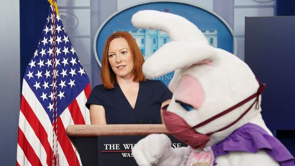 The Easter Bunny visits as Jen Psaki speaks at the White House, in Washington - Sputnik International