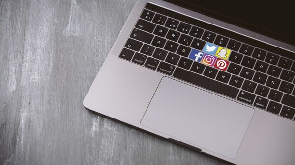 Social Media Icons Grouped on Laptop Keyboard - Sputnik International
