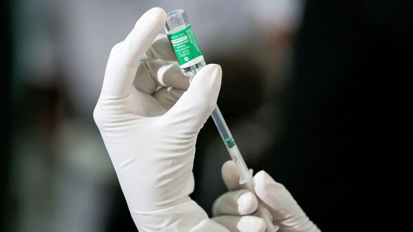  A health official draws a dose of AstraZeneca's COVID-19 vaccine manufactured by the Serum Institute of India - Sputnik International