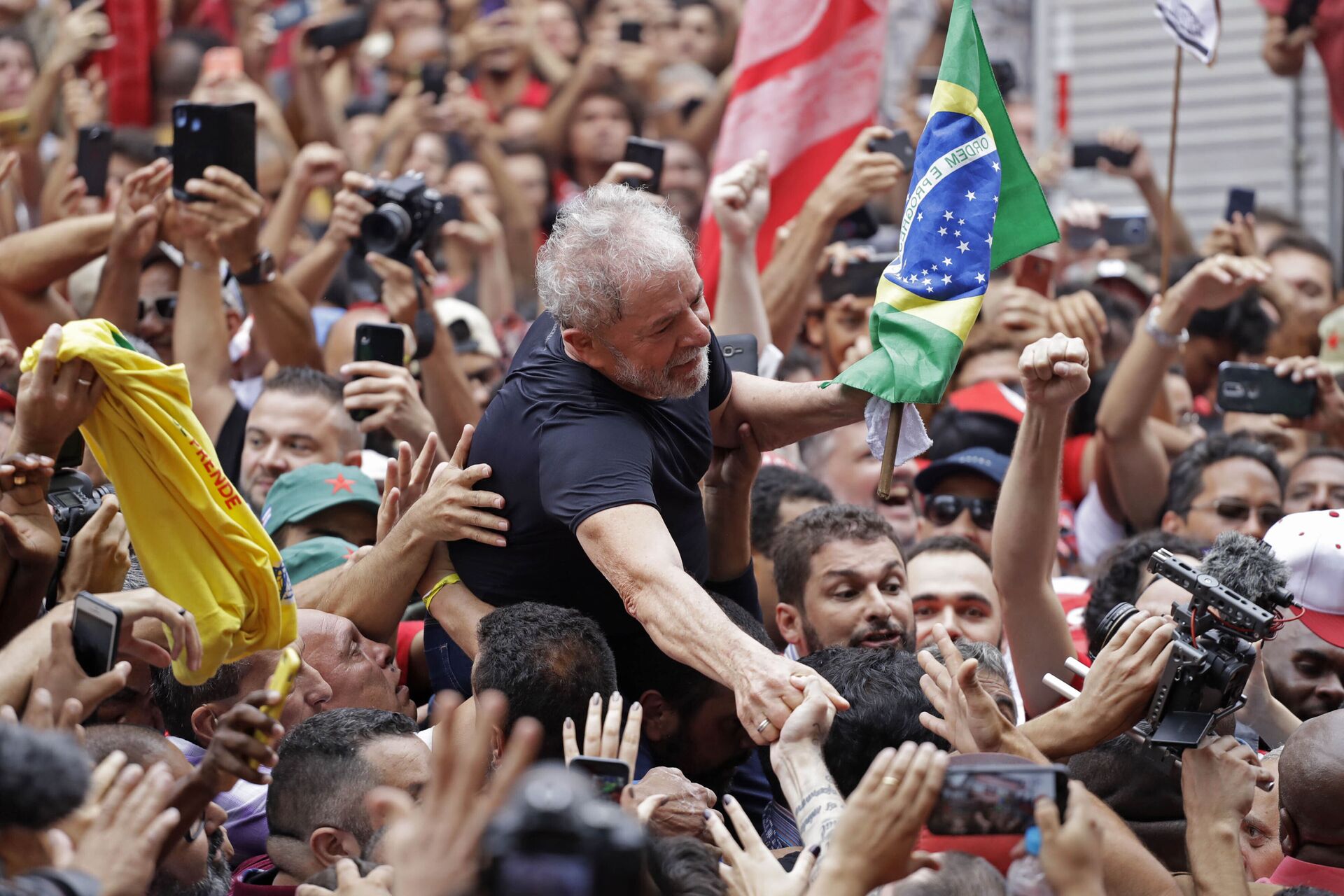 Former Brazilian President Luiz Inacio Lula da Silva is carried by supporters during a rally at the Metal Workers Union headquarters, in Sao Bernardo do Campo, Brazil, Saturday, Nov. 9, 2019 - Sputnik International, 1920, 01.10.2022