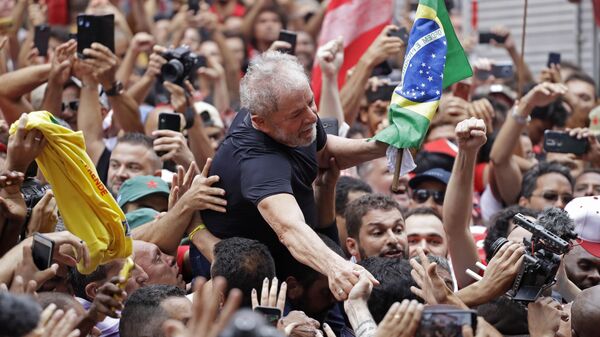 Former Brazilian President Luiz Inacio Lula da Silva is carried by supporters during a rally at the Metal Workers Union headquarters, in Sao Bernardo do Campo, Brazil, 9 November 2019 - Sputnik International