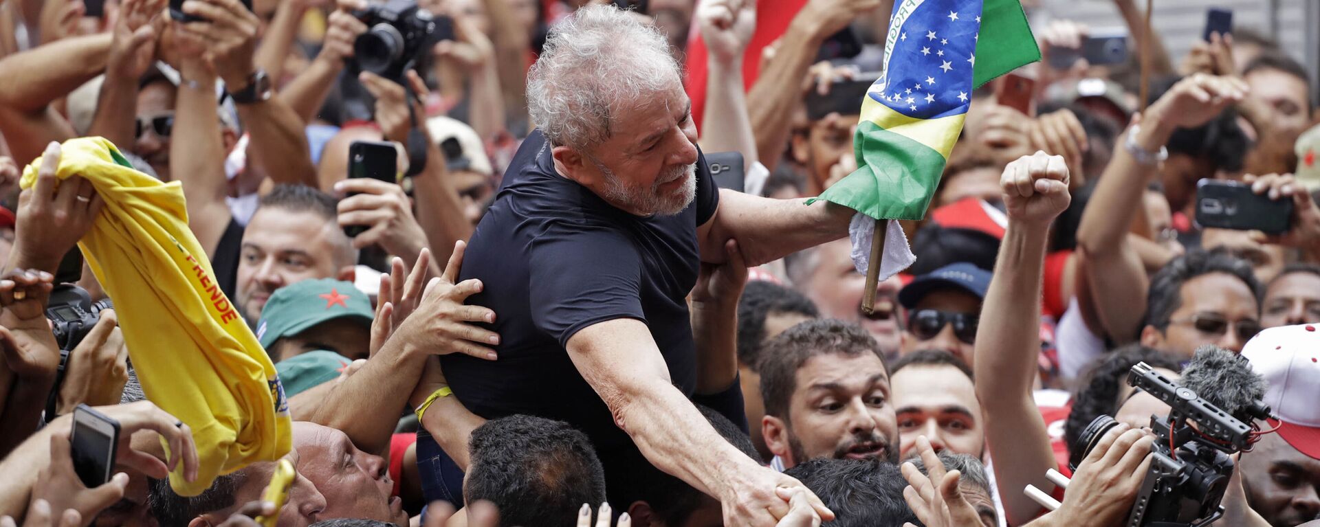 Former Brazilian President Luiz Inacio Lula da Silva is carried by supporters during a rally at the Metal Workers Union headquarters, in Sao Bernardo do Campo, Brazil, 9 November 2019 - Sputnik International, 1920, 13.04.2021