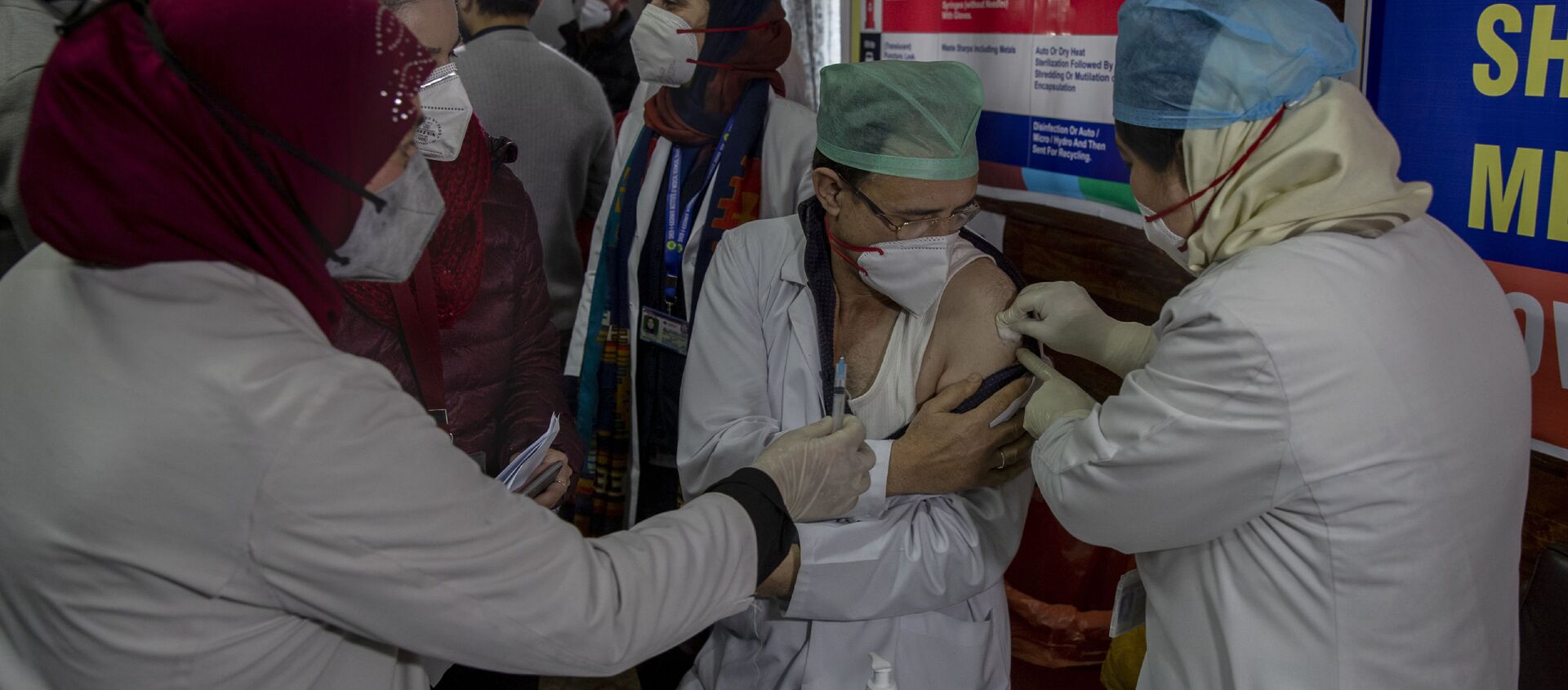 A Kashmiri doctor receives a COVID-19 vaccine at a government Hospital in Srinagar, Indian controlled Kashmir, Saturday, 16 January 2021 - Sputnik International, 1920, 09.04.2021