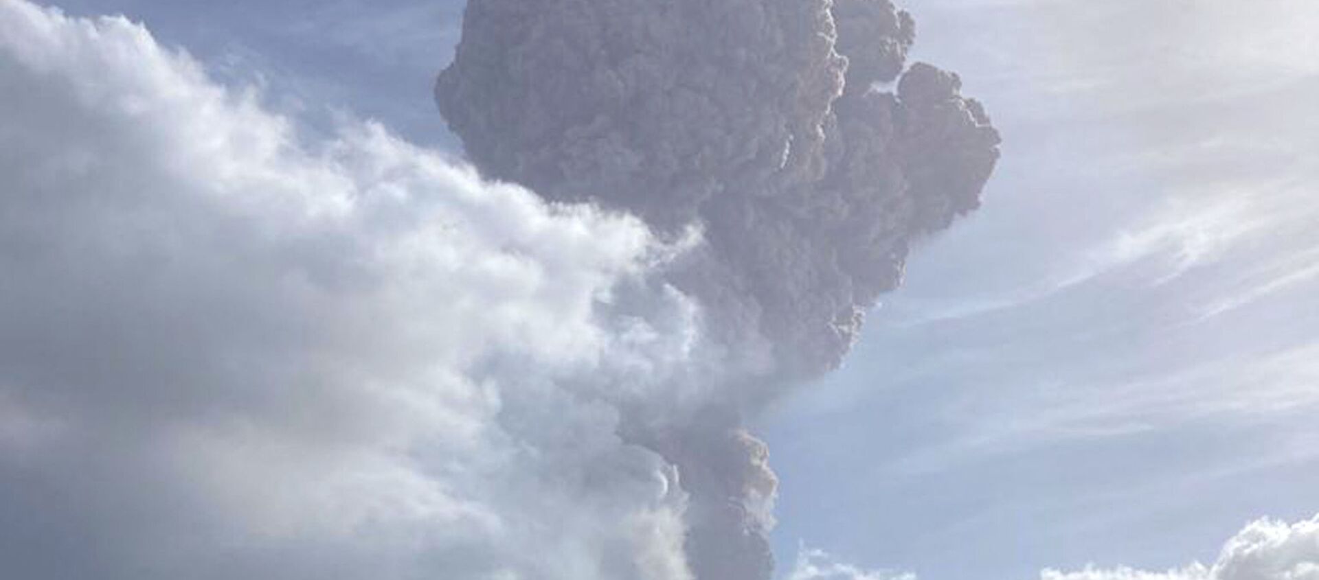 This April 9, 2021, image courtesy of The University of the West Indies (UWI) Seismic Research Centre shows the eruption of La Soufriere Volcano in Saint Vincent. - La Soufriere erupted Friday for the first time in 40 years on the Caribbean island of Saint Vincent, prompting thousands of people to evacuate, seismologists said. The blast from the volcano, sent plumes of ash 20,000 feet (6,000 meters) into the air, the local emergency management agency said. The eruption was confirmed by the UWI center - Sputnik International, 1920, 09.04.2021