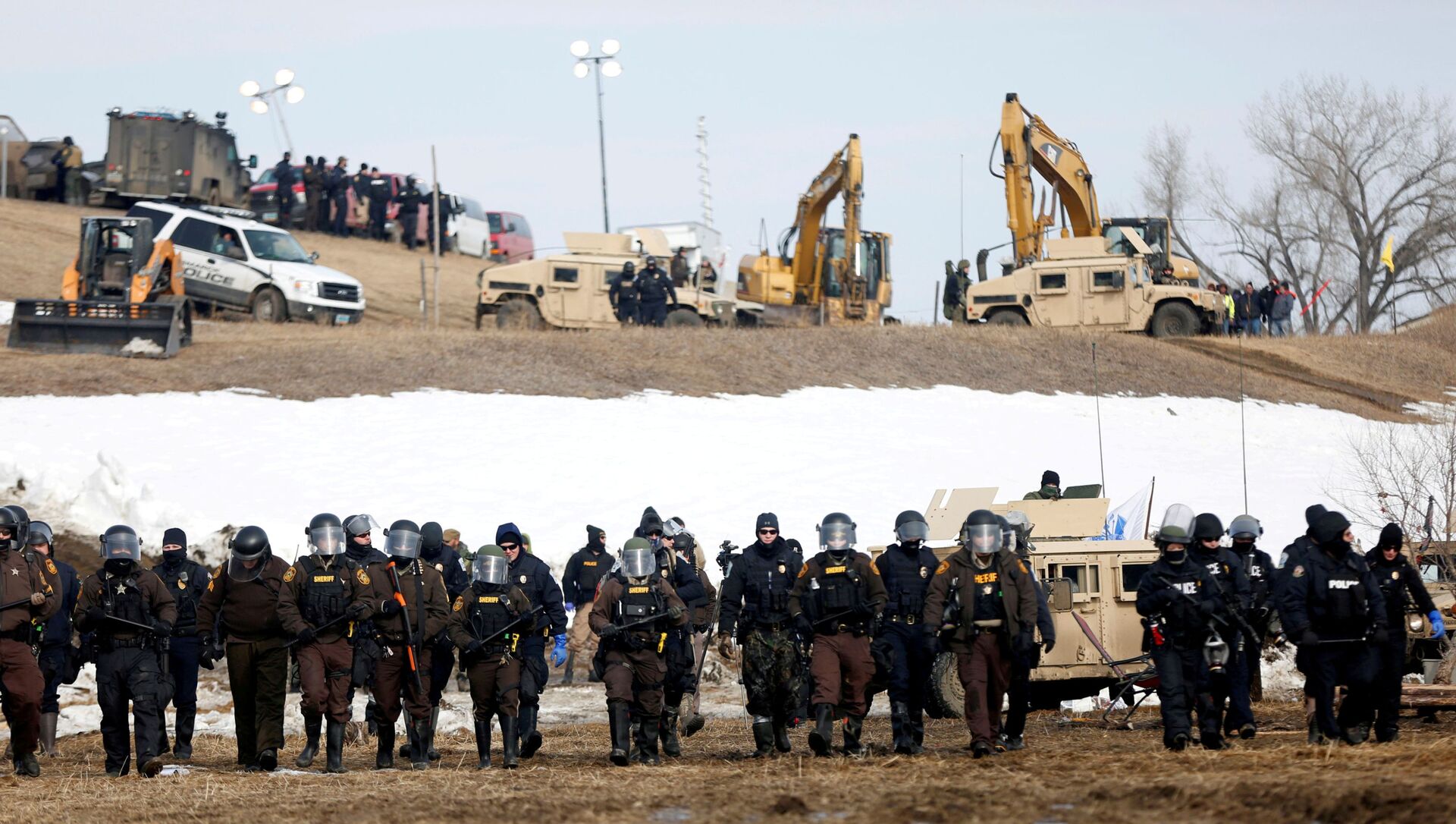 FILE PHOTO: Law enforcement officers advance into the main opposition camp against the Dakota Access oil pipeline near Cannon Ball, North Dakota, U.S., February 23, 2017. - Sputnik International, 1920, 09.04.2021