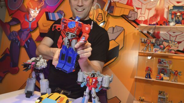 A demonstrator at the Hasbro, Inc. showroom has some fun with the new TRANSFORMERS CYBERVERSE ULTIMATE CLASS OPTIMUS PRIME, converting it from vehicle to robot mode to activate his signature Matrix Mega Shot Action Attack move at American International Toy Fair on Saturday, Feb. 17, 2018 in New York. - Sputnik International