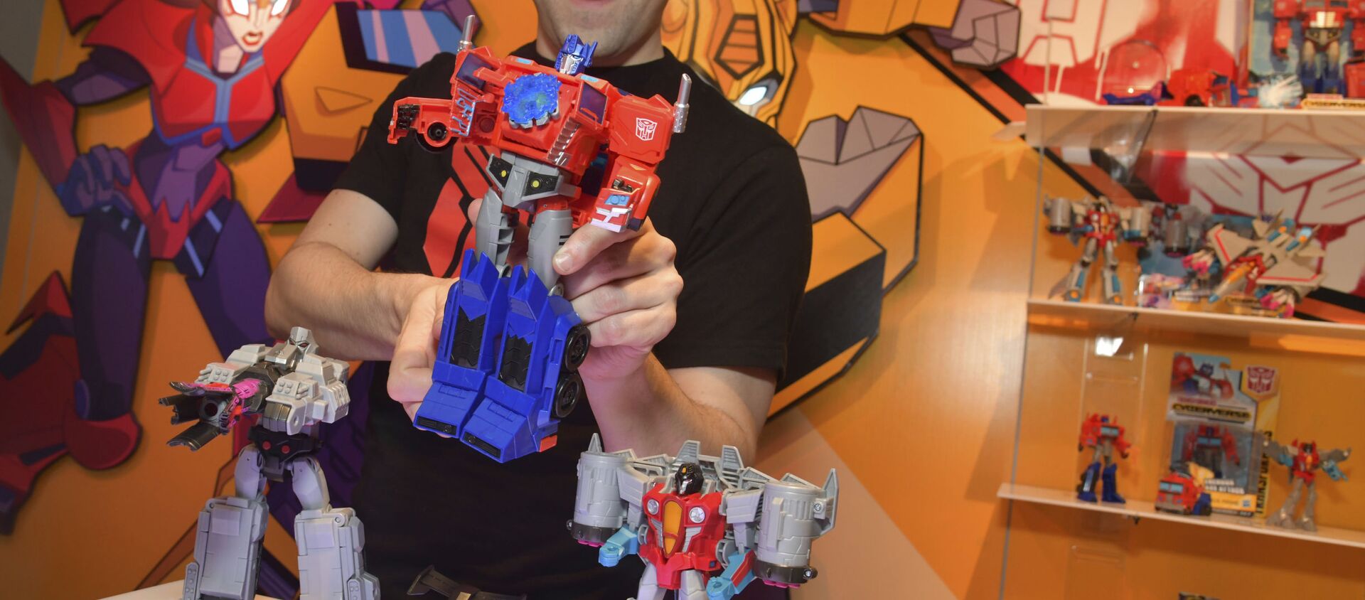 A demonstrator at the Hasbro, Inc. showroom has some fun with the new TRANSFORMERS CYBERVERSE ULTIMATE CLASS OPTIMUS PRIME, converting it from vehicle to robot mode to activate his signature Matrix Mega Shot Action Attack move at American International Toy Fair on Saturday, Feb. 17, 2018 in New York. - Sputnik International, 1920, 09.04.2021