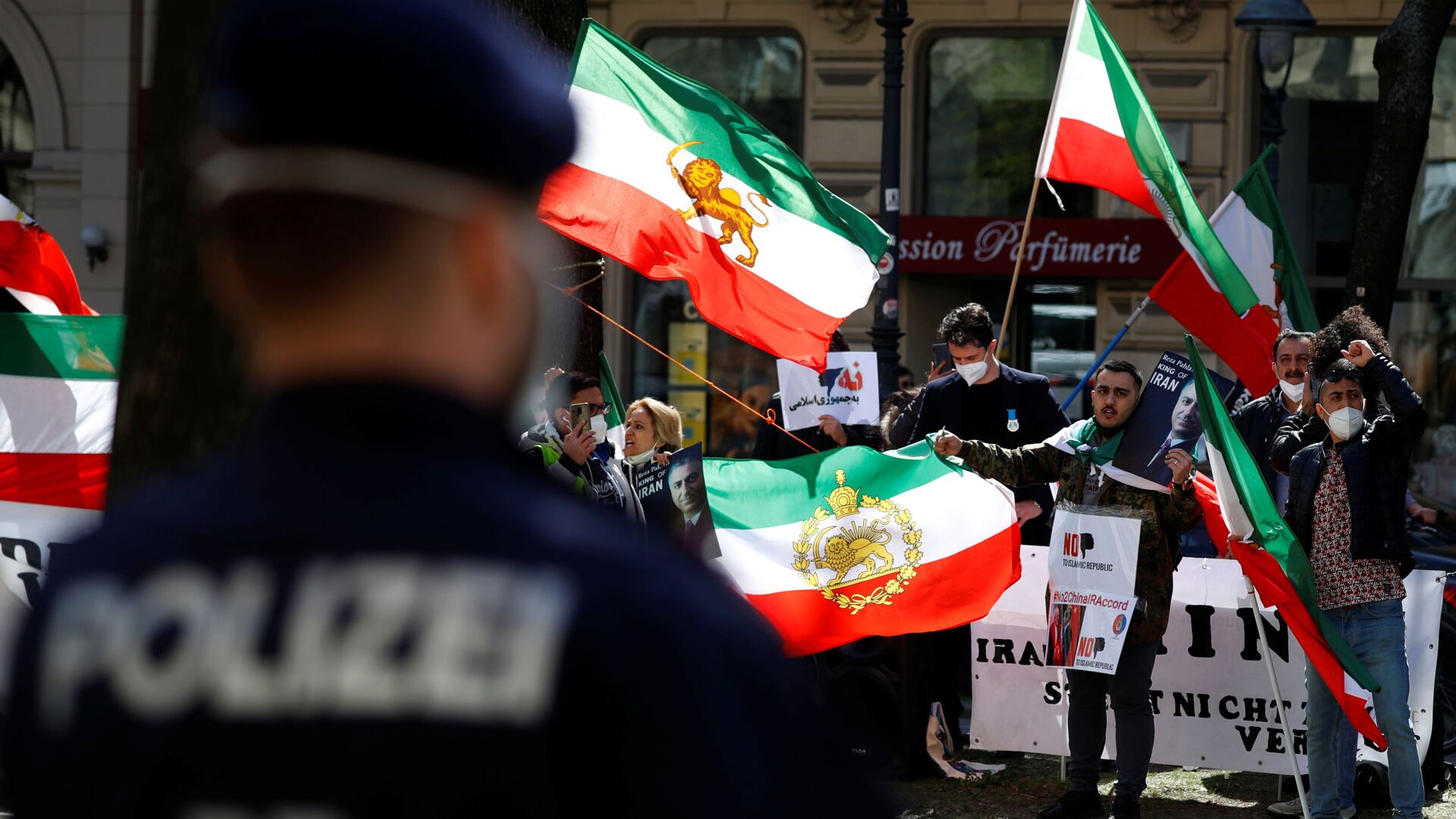 An Iranian opposition group protests outside a hotel, during a meeting of the JCPOA Joint Commission, in Vienna, Austria, April 9, 2021.  - Sputnik International, 1920, 29.04.2021