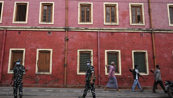 Indian paramilitary personnel stand guard outside a polling station during Phase 4 of West Bengal's legislative election, in Howrah district near Kolkata on April 10, 2021. - Sputnik International