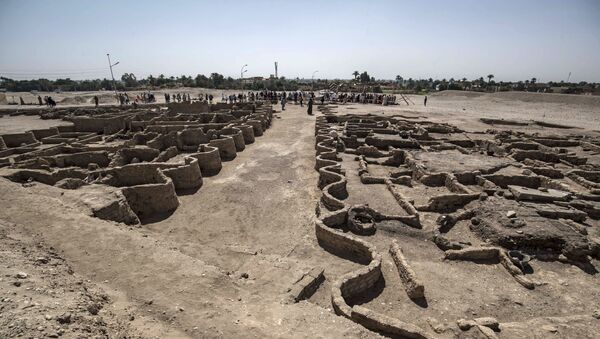 A picture taken on April 10, 2021, shows a view of a 3000 year old city, dubbed The Rise of Aten, dating to the reign of Amenhotep III, uncovered by the Egyptian mission near Luxor. - Archaeologists have uncovered the remains of an ancient city in the desert outside Luxor that they say is the largest ever found in Egypt and dates back to a golden age of the pharaohs 3,000 years ago. Famed Egyptologist Zahi Hawass announced the discovery of the lost golden city, saying the site was uncovered near Luxor, home of the legendary Valley of the Kings. - Sputnik International
