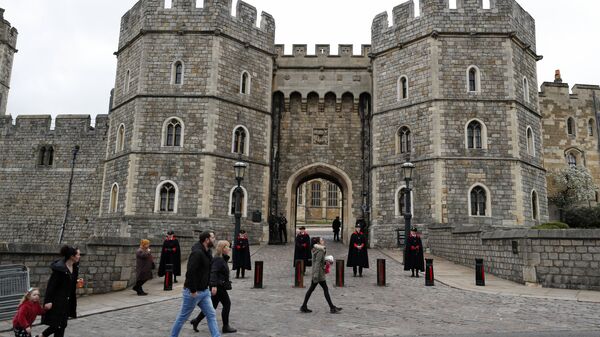 Families and people with flowers walk past the main entrance to Windsor castle in Windsor, Saturday, April 10, 2021. - Sputnik International