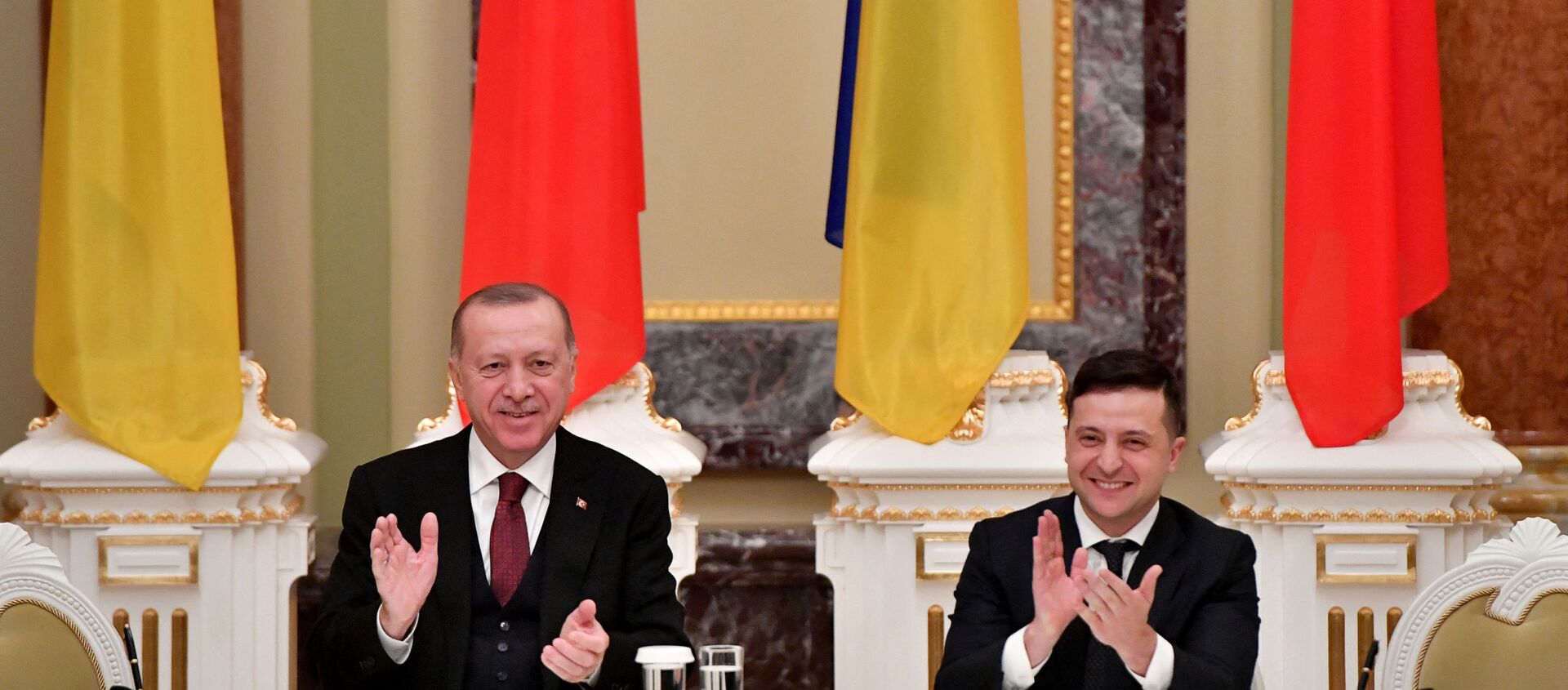 Ukrainian President Volodymyr Zelensky and his Turkish counterpart Recep Tayyip Erdogan react during a joint press conference following their meeting in Kiev on February 3, 2020. (Photo by Sergei SUPINSKY / AFP) - Sputnik International, 1920, 13.04.2021