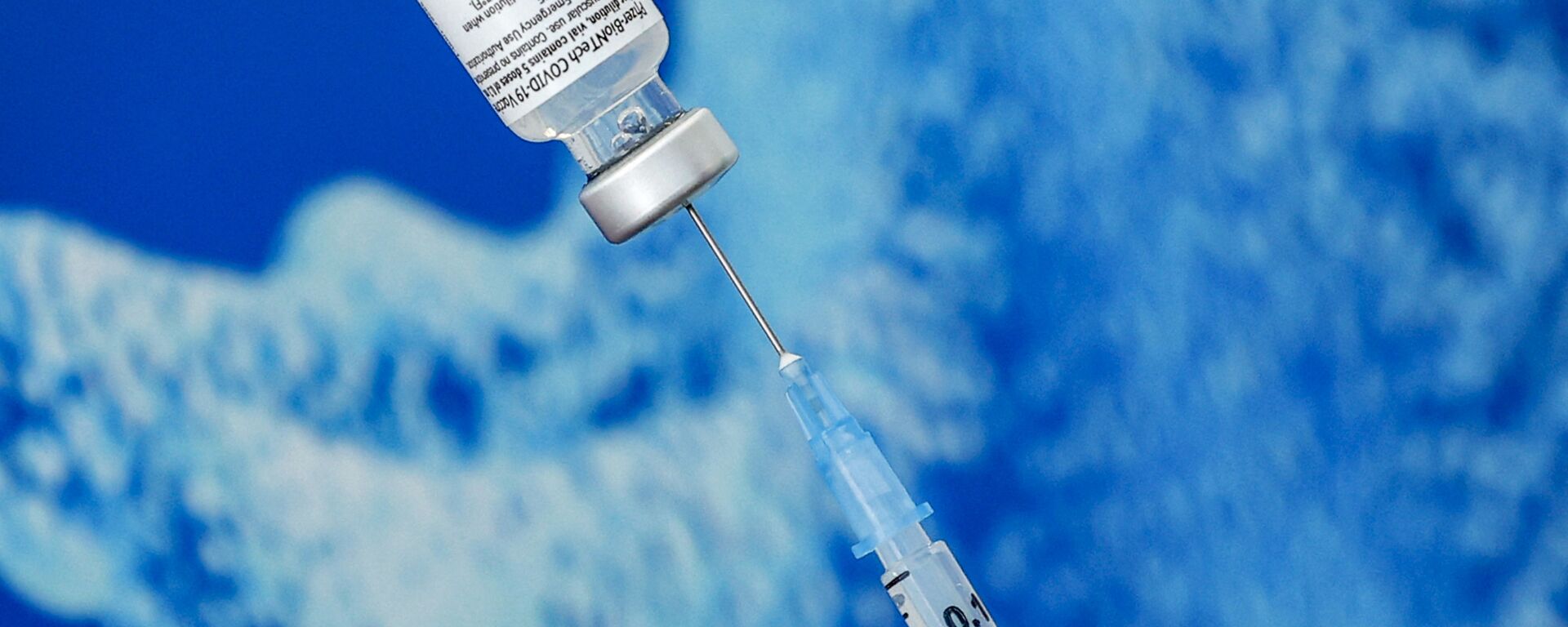 A health worker prepares a dose of the Pfizer-BioNtech COVID-19 coronavirus vaccine at Clalit Health Services, in Israel's Mediterranean coastal city of Tel Aviv on January 23, 2021. - Sputnik International, 1920, 11.04.2021