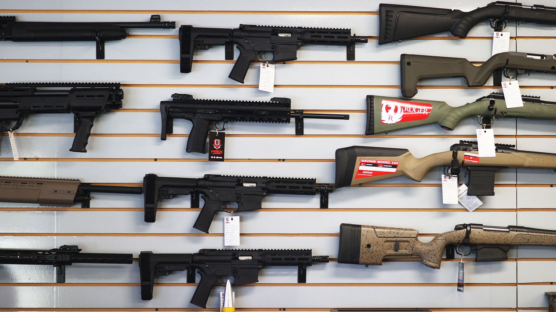 DELRAY BEACH, FLORIDA - MARCH 24: Weapons for sale hang on the wall at WEX Gunworks on March 24, 2021 in Delray Beach, Florida. U.S. President Joe Biden has called on lawmakers to “immediately pass” legislation to help curb gun violence in the county.   - Sputnik International, 1920, 26.05.2022