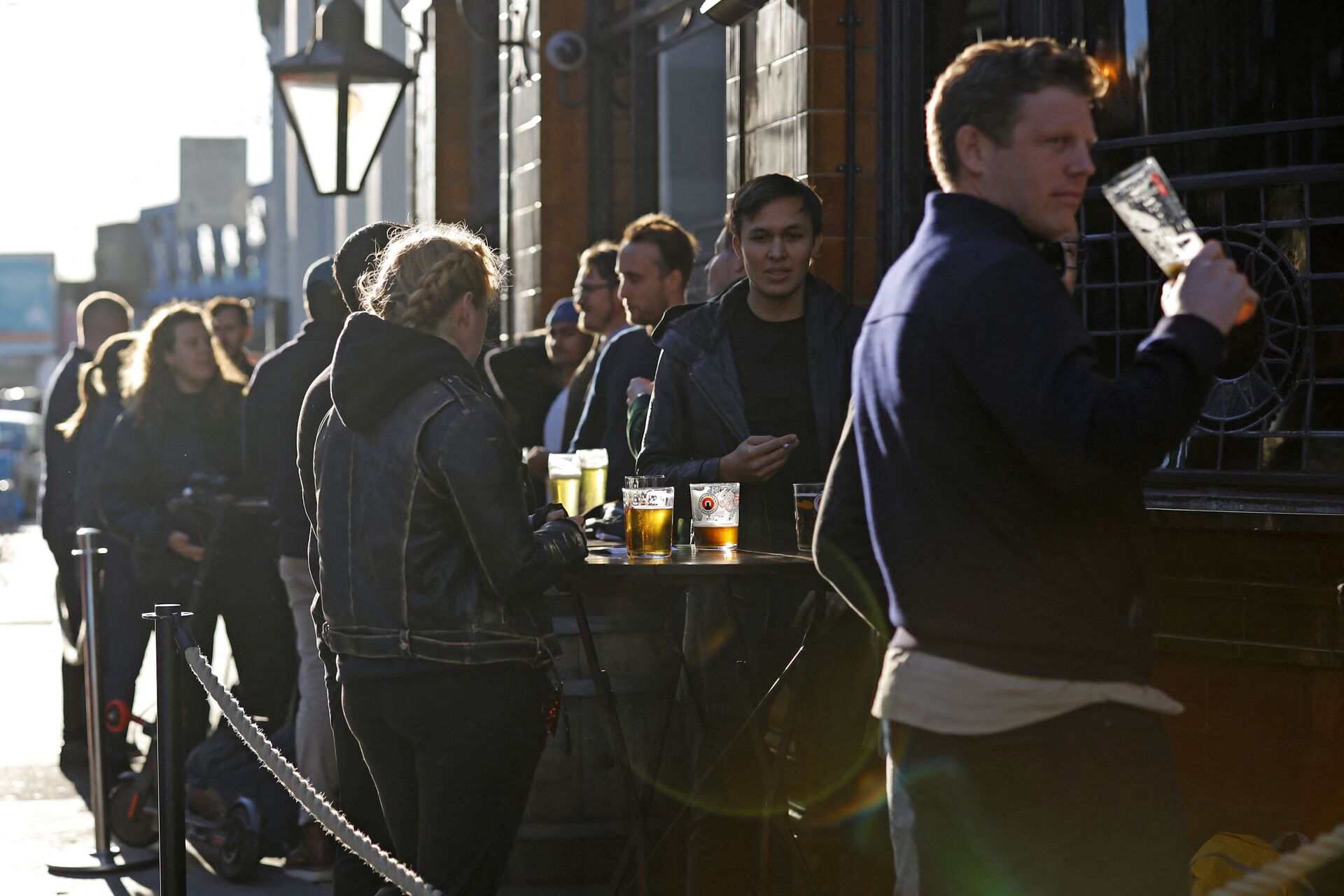 After-work drinkers enjoy a pint outside a pub in Borough Market, in London on September 25, 2020, as new earlier closing times for pubs and bars in England and Wales are introduced to combat the spread of the coronavirus. - Sputnik International, 1920, 26.12.2021
