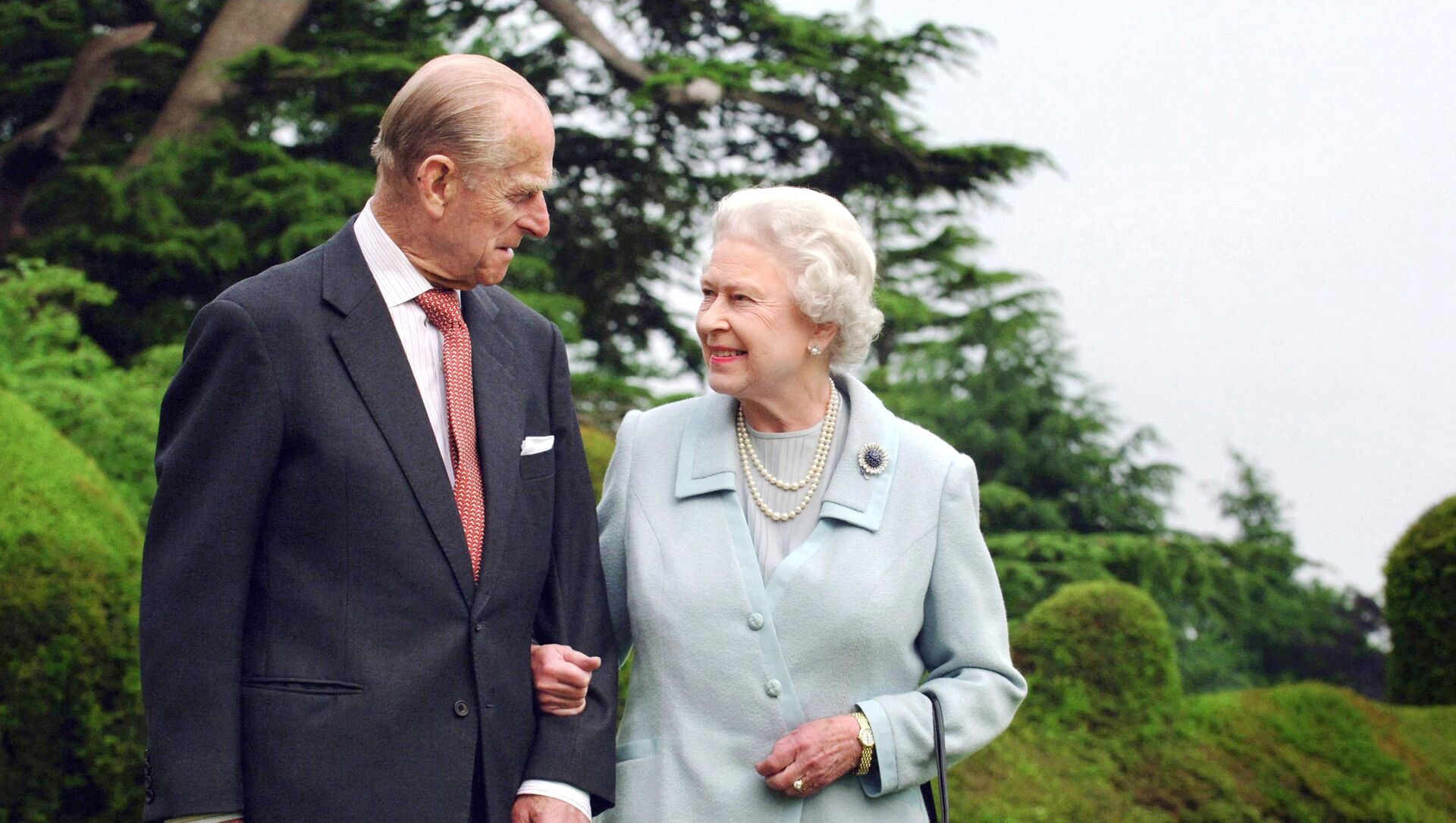 (FILES) In this file photo taken in 2007 and released 18 November 2007 shows Britain's Queen Elizabeth II and her husband, Britain's Prince Philip, Duke of Edinburgh (L) walking at Broadlands, Hampshire, earlier in the year. - Sputnik International, 1920, 11.04.2021