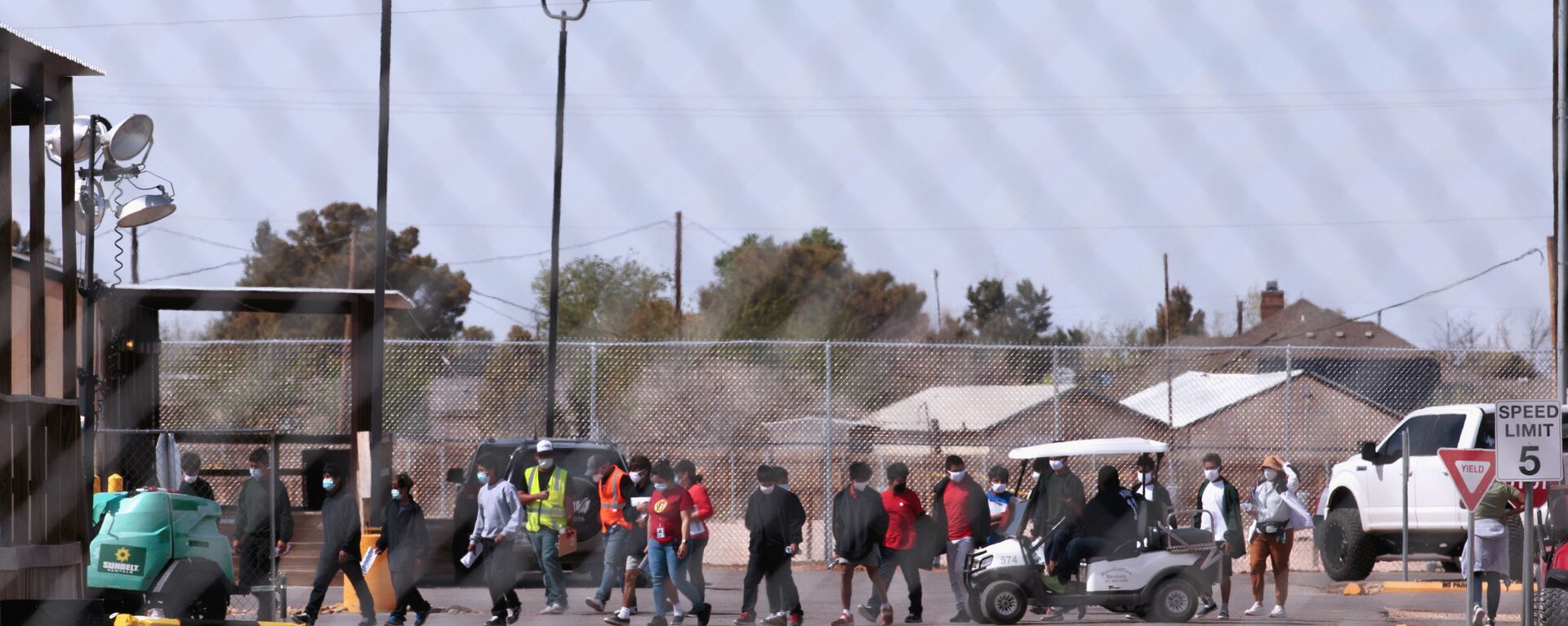 Unaccompanied child migrants are seen at the site of a former oil field workers camp which is being used as a temporary housing facility in Midland County, Texas, U.S. April 8, 2021 - Sputnik International, 1920, 14.08.2021