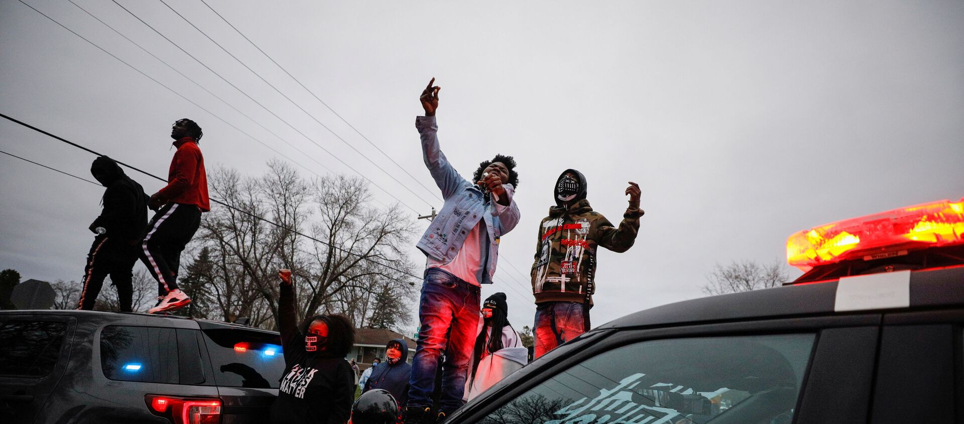 Demonstrators stand on a police vehicle during a protest after police allegedly shot and killed a man, who local media report is identified by the victim's mother as Daunte Wright, in Brooklyn Center, Minnesota, U.S. - Sputnik International, 1920, 14.04.2021