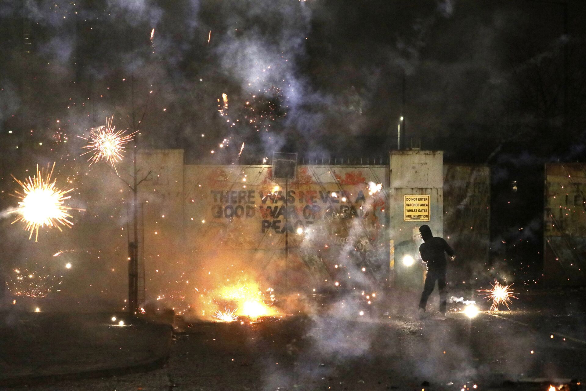 Fireworks explode as Nationalist and Loyalist rioters clash with one another at the peace wall on Lanark Way in West Belfast, Northern Ireland, Wednesday, April 7, 2021 - Sputnik International, 1920, 07.09.2021
