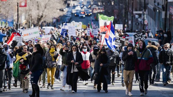 Thousands of people march in protest against Quebec’s Covid-19 lockdown measures in Montreal, Canada on March 20, 2021 - Sputnik International