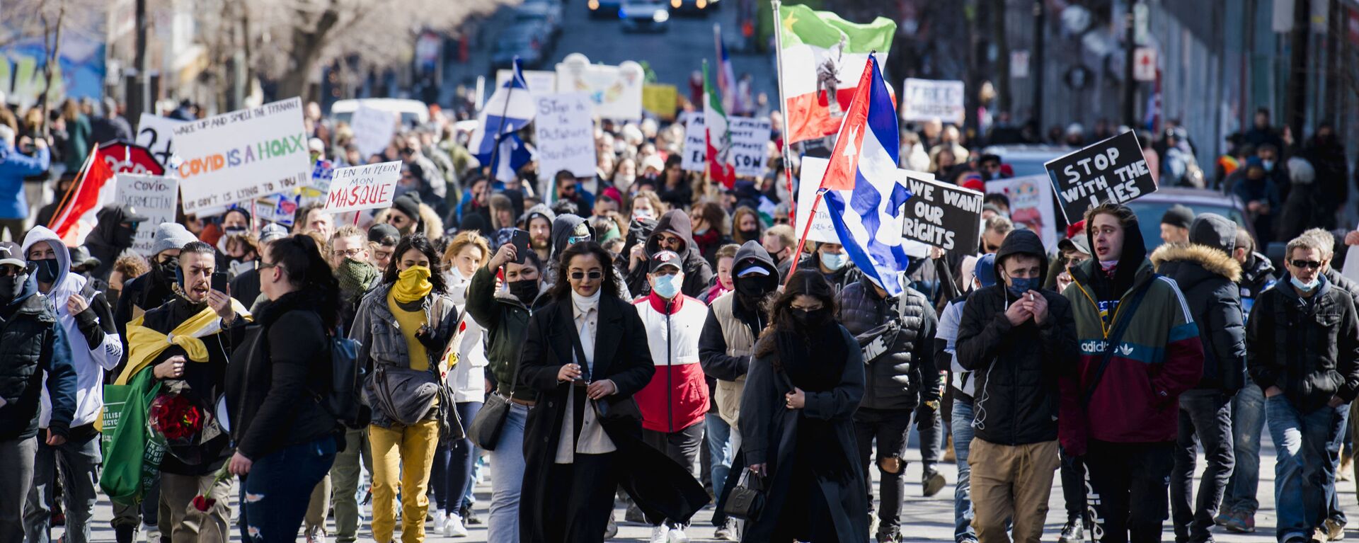 Thousands of people march in protest against Quebec’s Covid-19 lockdown measures in Montreal, Canada on March 20, 2021 - Sputnik International, 1920, 26.05.2021