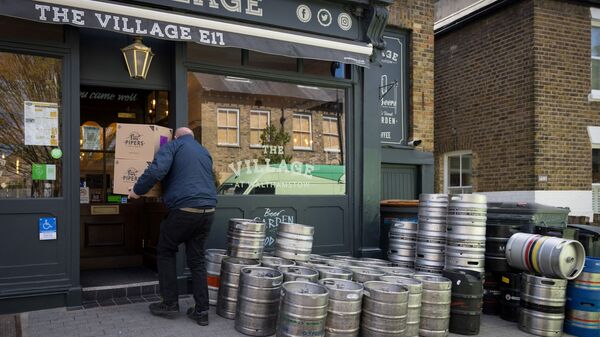 Boxes of crisps are delivered to The Village Pub in Walthamstow, northeast London on April 6, 2021, as it restocks ahead of partial re-opening on April 12 following the third Covid-19 lockdown. - Sputnik International