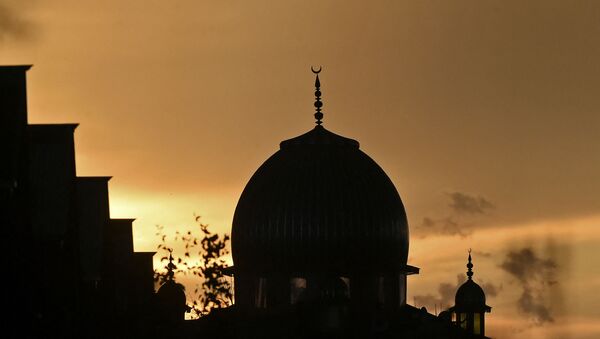 A sunset over a mosque is seen during the holy month of Ramadan in Srinagar on May 16, 2020.  - Sputnik International