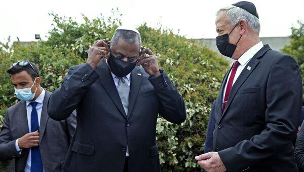 US Secretary of Defence Lloyd Austin (C) removes his mask as he stands with Israeli Defence Minister Benny Gantz (R) after a ceremony in the Hall of Remembrance at the Yad Vashem Holocaust Memorial, in Jerusalem on Monday, April 12, 2021.  - Sputnik International