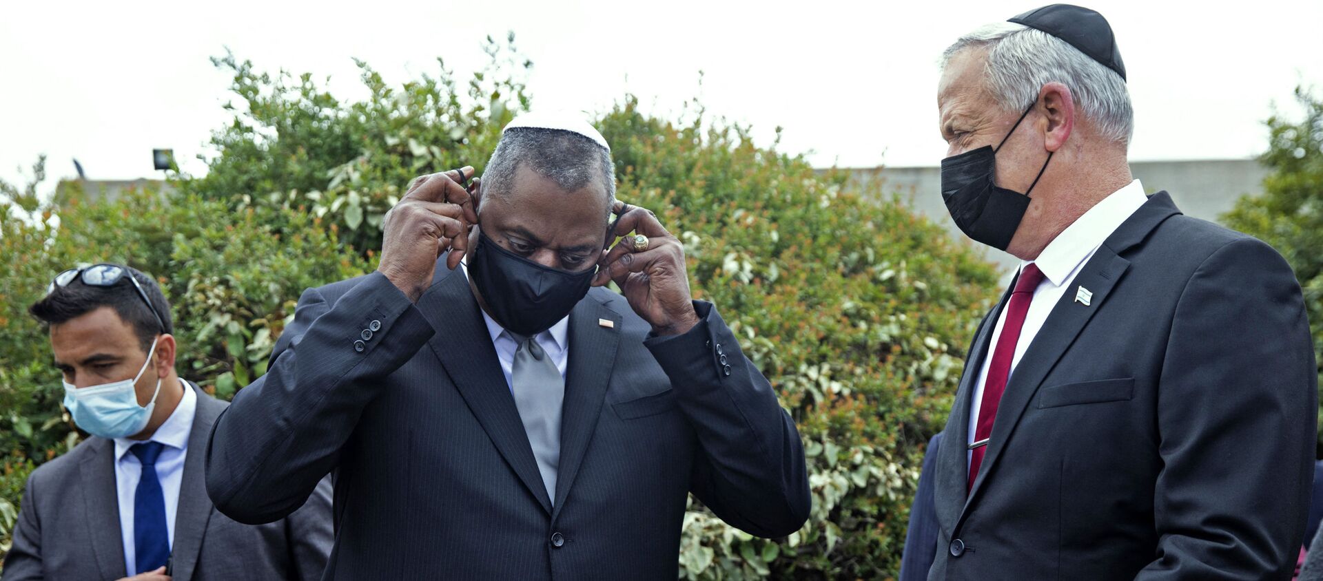 US Secretary of Defence Lloyd Austin (C) removes his mask as he stands with Israeli Defence Minister Benny Gantz (R) after a ceremony in the Hall of Remembrance at the Yad Vashem Holocaust Memorial, in Jerusalem on Monday, April 12, 2021.  - Sputnik International, 1920, 12.04.2021