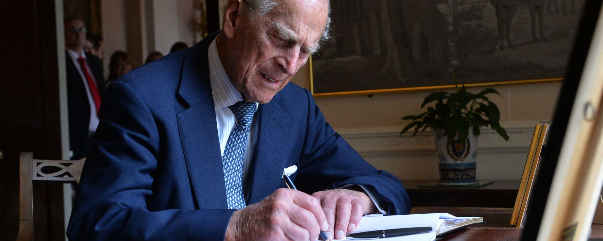 Britain's Prince Philip, The Duke of Edinburgh signs the visitors' book at Hillsborough castle in Northern Ireland on June 25, 2014. - Sputnik International, 1920, 29.07.2022